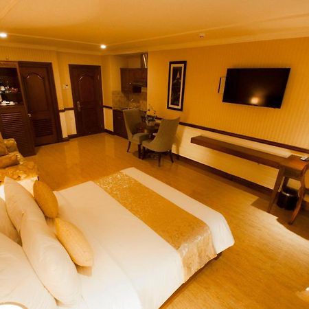Central Hotel & Residences Swimming Pool Ho Chi Minh-stad Buitenkant foto